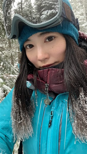 一双麻希 (いっそうまき) on Instagram: "メリークリスマス😆🤣❄️🎄🌪️ 悲惨で笑えた動画をお届け。笑 私はこれから仲良しとXmas dinnerへ🍷🤭 今年があと数日で終わる実感がまだ全く湧かない..👀 みなさま素敵なクリスマスを。☺️ #硫黄岳 #雪山 #八ヶ岳 #硫黄岳山荘 #いっそうまき山記録"