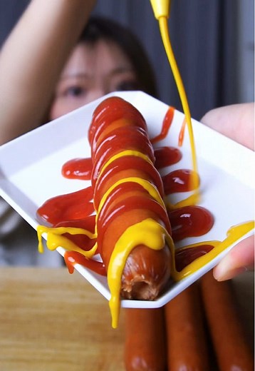 チーズインソーセージ世界風アレンジして食べ比べ🌭 🇯🇵🇰🇷🇺🇸🇫🇷🇬🇧🇩🇪 【グレービーソース】 肉汁、バター、赤ワイン 水、コンソメ、塩胡椒 で作ったんだけどあってる！？😳 #asmr #mukbang #飯テロ #sausage #cheese