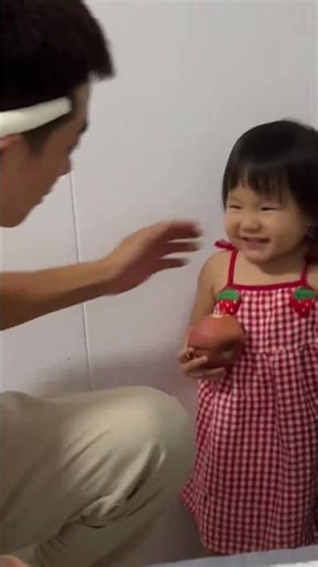 How to deal with the problem of not being able to kiss enough when dad takes care of the baby?