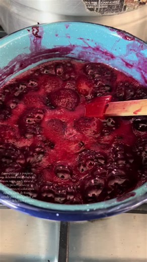 Nuestra mermelada es echa a base de frutas 100% natural. Es un desafio hacer nuestros productos desde cero pero la satisfacción de ofrécele un producto de buena calidad lo vale todo!!! 🥰 ✨sabores únicos, eso es lo que nos distingue ✨ Solo en BAKING (panes,postres y pasteles) #mermeladacasera #baking #postres #pastelespersonalizados #aldeapatachaj🇳🇫 @Dayana @Fernando M Tiguila