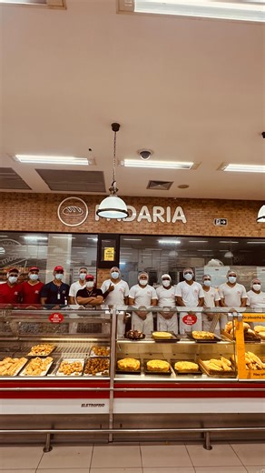 Grupo Formosa on Instagram: "Desde 1965, a Panificadora Formosa leva sabor, tradição e afeto para a mesa de tantas famílias. É nas mãos habilidosas dos nossos panificadores que o cheiro de pão quentinho ganha vida, transformando ingredientes simples em momentos especiais. Hoje celebramos quem dedica tempo, cuidado e amor a cada fornada. Com orgulho, a Panificadora Formosa agradece a todos que fazem parte dessa jornada. Feliz dia do panificador! ❤️🥖 #diadopanificador #padaria #pão #panificadoraf
