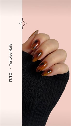 Ongle24 on Instagram: "Les ongles effet écaille de tortue sont intemporels et subliment vos mains toute l’année. Pour recréer ce look, suivez simplement notre tutoriel détaillé étape par étape. Vous aurez besoin de : * Gummy Base Clear * Gel sans limage No File Nude * Vsp Black * Vsp Crystal Wine * Vsp Crystal Caramell * Ultra Brilliant Finish 💬 Des questions sur ce look ? Écrivez-les-nous dans les commentaires. #ecailledetortue #nailtutorial #nailartinspo #gelnails #vsp #ongle24"