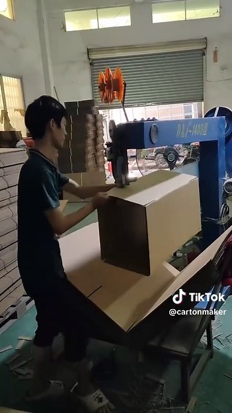 The most basic carton STITCHING machine. I think every newly started carton factory has such a machine #cartonmaker #stitchingmachine #cartonstitchingmachine