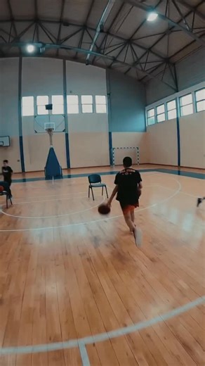 🔥 2-BALL CHAIR ATTACK FINISHING 🔥 A high-speed coordination drill that builds real game confidence. Player drives with two balls, stays low, attacks the chair, drops one ball on top, and explodes to the rim with the other. Pure control. Pure rhythm. Pure finishing. ✅ Coordination under pressure ✅ Stronger ball control & pickup mechanics ✅ Game-speed finishing ✅ Low stance balance ✅ Multi-task reactions every guard needs This is how young players develop REAL advantages — detail by detail, rep 