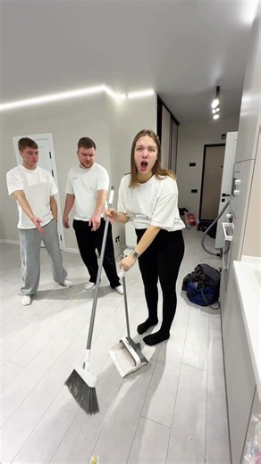 Cat mode:stop cat 😱 A pregnant girl cleans up after an angry cat 😳