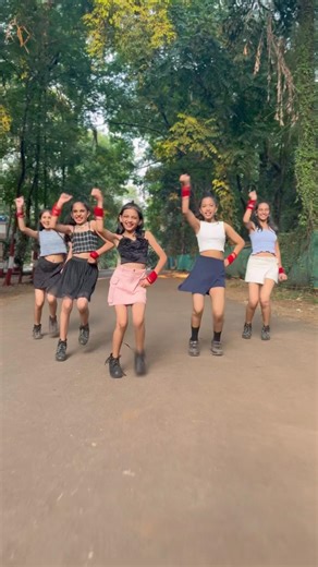 Expressions sathi ek comment zalich pahije 🤩😉💃 #bangles #risingstars #shorgs
