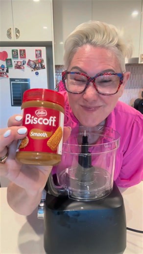 Biscoff Cheesecake ⬇️ The recipe is in the comments. ⬇️ This Biscoff Cheesecake is my no-bake dessert obsession — creamy, caramel-y, crunchy biscuit base and that glossy Biscoff topping 🍪😍 I make Biscoff Cheesecake whenever I need a guaranteed crowd-pleaser. Are you team extra biscuit crumble on top or extra spread? 👇 #stephcooksstuff #easyrecipe #biscoffcheesecake | Steph de Sousa