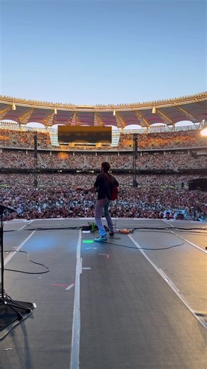 Perth day 2 ❤️ great hang at the beach with doggos and then super nice show - loving this loop tour ♾️ 📹 Brad Cauchy ✈️ On tour with @Ed Sheeran #LoopTour #fireandtheflood #vancejoylive #perth