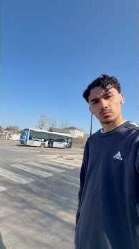 JE VAIS APPUYER SUR LE STOP DU BUS MAIS PAS DESCENDRE 😬.. #Shorts