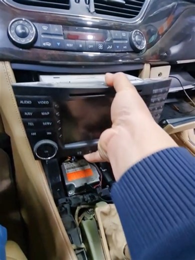 وقت تجي ما تركب اندرويد في مرسداس و تحل وتحل تلقي فيبر اوبتيك 🤣 🤣 🤣 🤣 🤣 When you are installing an Android screen and you realize there is an optical fiber system only #mercedesbenz #mercedes #optical #fiber #data