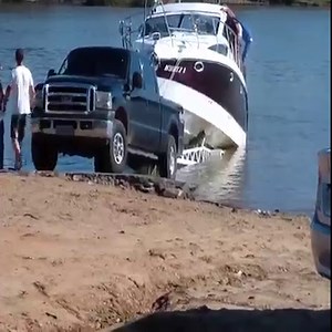 F250 unloading a small boat | Sentimiento Lirico