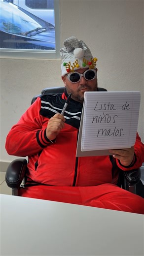 ¿Santa Cos o Aneudy? 🎅 No sabemos. Lo que sí sabemos es que llegó tarde… ¡y hasta nos botó! Pero trajo alegría, y eso vale doble. 🎄 | All Waste LLC