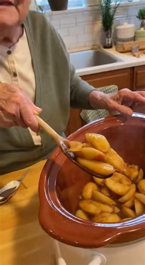 Slow Cooker Cracker Barrel Fried Apples😋 FULL RECIPE 👇 | Country Cooking