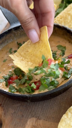 ✨ Comment “RECIPE” and I’ll DM you the link 🔥 SAVE this for your next high-protein snack! �This warm, gooey queso dip is blended until silky smooth, loaded with flavor, and my husband (who doesn’t even like cottage cheese) couldn’t stop eating it. ✅ Super creamy & cheesy�✅ Under 100 calories, 8g protein�✅ Perfect with chips, veggies, or drizzled on nachos 🔗 Get the full recipe: https://www.skinnytaste.com/cottage-cheese-queso/ #highprotein #ProteinPacked #dip #quesofundido #Appetizer | Skinnyt