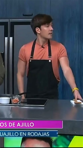 ROGER GONZALEZ on Instagram: "Cuando hay temblor 🫣 y te tomas lo de CALMA muy en serio… muy @pelisconfamosos"