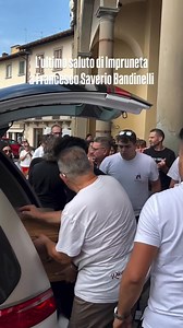 🖤🙏 L’ultimo saluto di Impruneta a Francesco Saverio Bandinelli, il giovane 17enne scomparso dopo una fatale caduta in motorino in zona Falciani. In un silenzio assordante, Impruneta l’ha salutato e applaudito, in lacrime. 🤍 Tante maglie bianche del @rionesantantonio , anche le maglie colorate degli altri rioni. ci stringiamo al dolore della famiglia, dei cari, degli amici di Francesco Saverio. | Dai Colli Fiorentini
