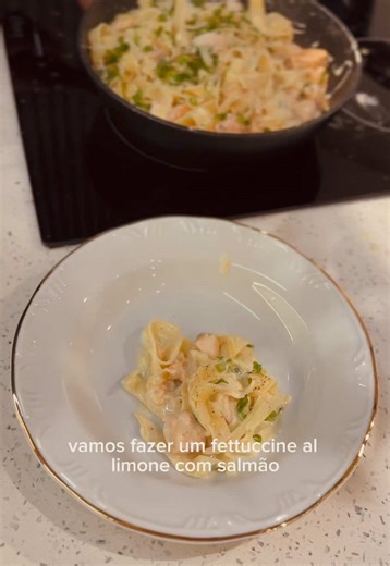 Fettuccine ao limone com salmão (para 4 pessoas) Uma receita fácil, deliciosa e surpreende 🤌🏻 300g de fettuccine (ou outra massa de sua preferência); 500g de salmão em cubos, temperados com sal e Lemon Pepper a gosto; Azeite extravirgem; 3 dentes de alho espremidos; 250g de creme de leite fresco; 1 limão Taiti (suco); 100g de queijo parmesão ralado fino (separe um pouco para finalizar); Pimenta-do-reino a gosto para finalizar; 1 punhado de ciboulette picada. #macarrao #salmao #receita #receita