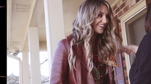 I told y’all that once my #thingsamanoughtaknow official music video hit 1 million views on YouTube, I’d release the BTS… so, here she is! I present to you, Things A Man Oughta Know: Making the Music Video. Enjoy ❤️ Forever thankful for all of your support on this song. Listen to Things A Man Oughta Know: https://laineywilson.lnk.to/thingsaman Listen to my album 'Sayin' What I'm Thinkin' featuring "Things A Man Oughta Know": https://laineywilson.lnk.to/SWIT | Lainey Wilson