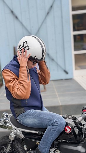 UNCROWD × 56design ライダー向けEYEWEAR👓登場！ 同じ千葉を拠点とする「BLUCO.INC」と「56design」のコラボで生まれた特別モデル。 両サイドには56designロゴを刻印し、調光レンズは紫外線でスモークカラーに変化☀️🌑 街でもツーリングでも活躍するライディングアイウェアです。 #56design #UNCROWD #lifewithmotorcycles #EYEWEAR | 56design