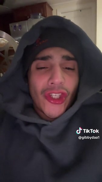 Gibby (@gibbydaa1)’s video of plastic tree