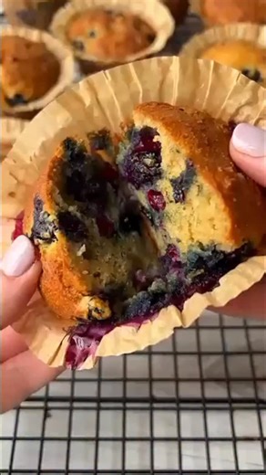 These Almond Flour Blueberry Muffins are incredibly moist, naturally gluten-free ridiculously easy to make! 🫐✨ Perfect for meal prep, breakfast, or a sweet snack, they come together fast with simple ingredients big flavor 🤍 Comment “recipe” and I’ll send it! 🫐 https://themodernnonna.com/almond-flour-blueberry-muffins/ | The Modern Nonna