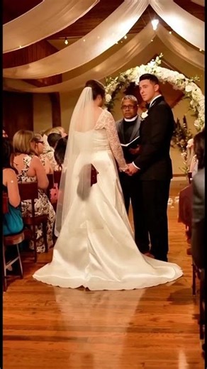 Bride’s dress failed from the back and the whole wedding went into panic mode