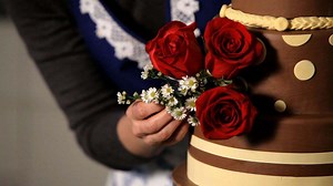 How to Decorate a Wedding Cake with Fresh Flowers
