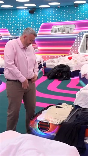 Big Brother Alb VIP Edition on Instagram: "“Çohu se ke për t’u martuar sot...”/ Rogerti zgjon nga gjumi Gimbon, Gretën dhe Selinën: Jeni dy shtriga bashkë @rogertsterkaj @dj.gimb0 @selinbollatii @gretakazazi"