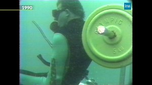 💪 Muscler son corps… sous l’eau ? 🌊 En 1990, à Fort-de-France, Franck Jamet invente la musculation subaquatique. En soulevant des haltères à 10 mètres de profondeur, il exploite l’apesanteur pour favoriser la prise de muscle et imagine un nouvel outil de rééducation pour les personnes en situation de handicap. ⏪ Des images impressionnantes d’un pionnier qui a repoussé les limites du sport et de la science en 1990 ! | INA