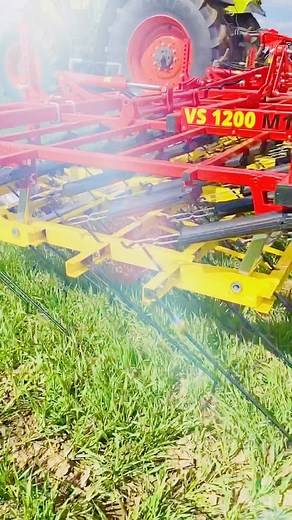 1.6K views · 21 reactions |  Perfekte Bodenanpassung beim Striegeln mit dem Zinken-Federn-System des #apv Variostriegel VS.  Perfect ground hugging when harrowing with the tine-spring system of the #apv Tined Weeder Pro harrow VS. | APV | Facebook