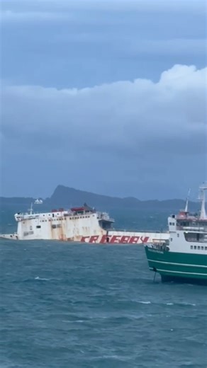 KONDISI KMP NUSA JAYA, 18-12-2025, KAPAL TENGGELAM DAN PATAH MENJADI DUA BAGIAN DI PELABUHAN MERAK