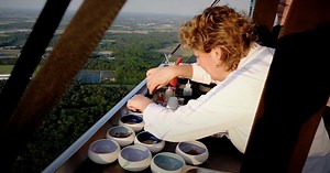 Au-dessus des nuages, découvrez le premier restaurant en montgolfière du monde