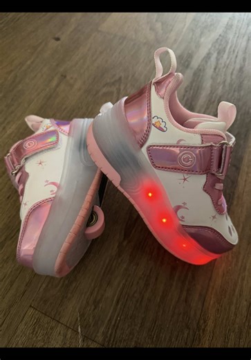 Hermosos patines 🛼 en tenis de niña tiene muchos colores de luses están hermosos 🥰🥰#patines#tenis#niña#paratiiiiiiiii#fypシ゚viral