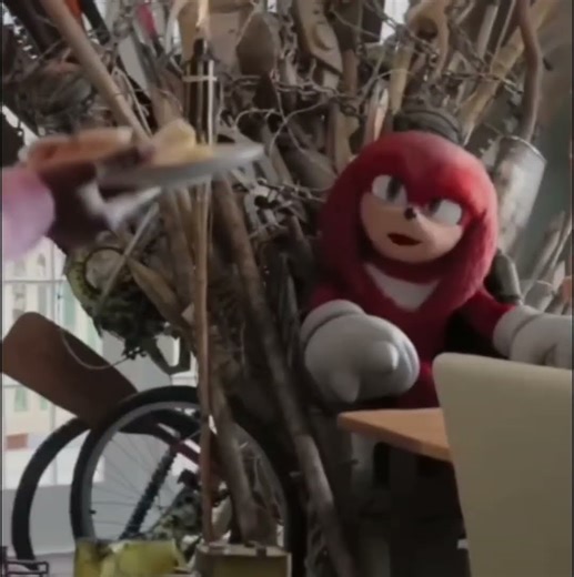 Knuckles is the king around the family 👑😂