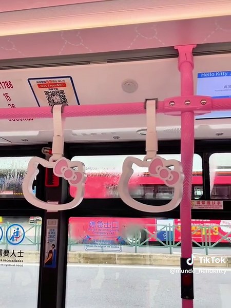 Ônibus temático da Hello Kitty 🎀 #hellokitty #sanrio #kawaii #cute #pink