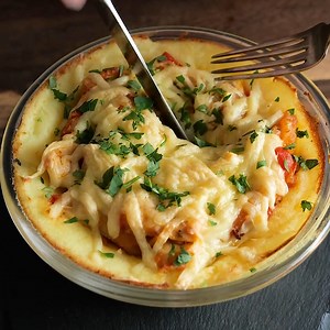 7K views · 170 reactions | ‍ ⚡️ Dacă îți plac pieptul de pui și cartofii, încearcă această rețetă ➪   ⏰ Prânz simplu și delicios   Piure de cartofi cu piept de pui și cașcaval (la cuptor) ♨️ 凜  | KiloRețete | Facebook