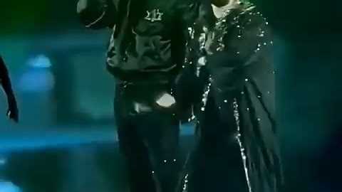 Future 惊喜助阵 The Weeknd 演出，表演歌曲“Low Life”