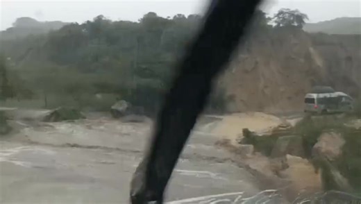 #CHICLAYO - #HUAMBOS Activación de quebradas obliga a restringir el tránsito en ruta estratégica del norte del Perú. Medios locales reportaron la activación de quebradas en el tramo vial Cochabamba – Huambos, en la región Lambayeque, una zona clave de conexión para el transporte interprovincial y el abastecimiento local, lo que ha obligado a las autoridades a restringir el pase vehicular ante el alto riesgo de deslizamientos y arrastre de material por las intensas lluvias. Las autoridades exhort