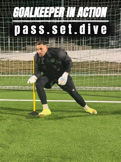 Follow @demsa33 for more Goalkeeper content Warm-up drill for Goalkeepers Benefits 🧤⚽️ ✅ First touch control 🎯 Passing accuracy 🧠 Faster decision making 🦶 Improves footwork 📍 Better positioning ⚡️ Faster low shot reaction 🔄 Game-realistic sequence Use code to unlock extra discounts : DEMSA33 -30% 🧤 @goalkeepingcom X @benett.goalkeeping #goalkeeper #goalie #goleiro #porteiro #forca #warmup