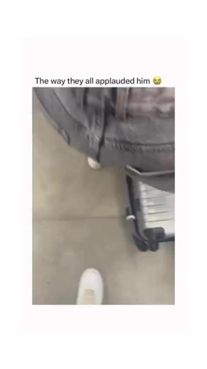 House Of Insta on Instagram: "日本利用压电瓷砖将脚步转化为电能。这些瓷砖捕捉来自你脚步的动能。当你行走时，你的車量和动作会对瓷砖产生压力。瓮砖会轻微弯曲，从而产生机械应力。瓷砖内部的压电材料将这种应力转化为电能。每一步都会产生少量电荷，而数百万步结合在一起就能产生足够的电力来驱动 LED 灯、数字显示屏和传感器。在像涩谷车站这样繁忙的地方，每天大约有240万个脚步这一系统作出贡献。这些电能可以被储存或立即使用，从而减少对传统电力来源的依赖，并支持可持续的城市基础设施。这种方法将日常运动转化为实用的可再生能源 ＃日本 #知识#事实#你知道吗＃推荐 #科技 #创新 #历史 #技术#实验#热门"