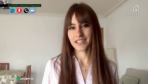 Elena Peláez, árbitro y matrona, cambia las botas por la bata durante la crisis del coronavirus