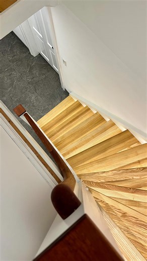 Hvordan skaber man en perfekt snedkertrappe i en villa fra 1912? Vi bliver selvfølgelig inspireret af den originale trappe til 1. salen og laver en udskæring der er 1:1 som snedkeriet på 1. salstrappen 🏡🪵 | Søgaard tømrer-snedker