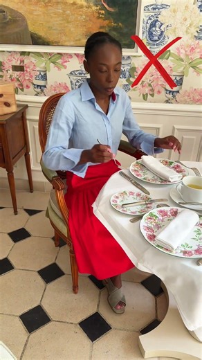 Good manners: Cutlery dropped on the floor #elegance #goodmanners #elegancetips