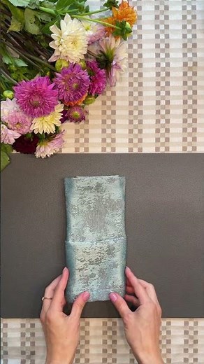 How to fold a napkin - the classic pocket fold #weddingplanning