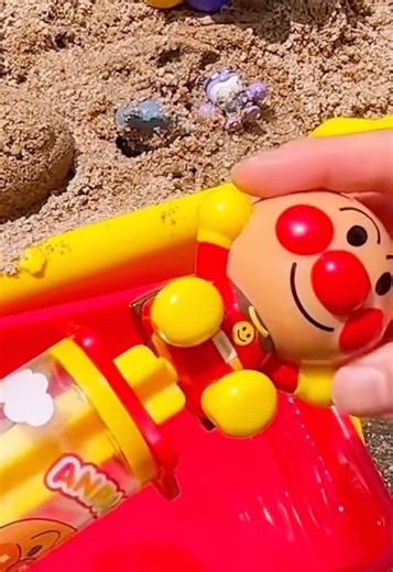 アンパンマン水鉄砲で砂遊びを楽しもう！