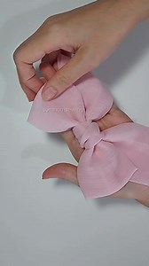 Chiffon hair bows #pinkbow #bows #bowstyle #bowforhair #bowaccessories #fabricbows #handmadebows #hairbows #hairaccessories #craft #reels #sewing #somhomsewing | somhomsewing