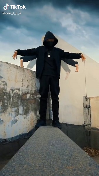 Dynamic Visual Effects in Outdoor Dance Performance