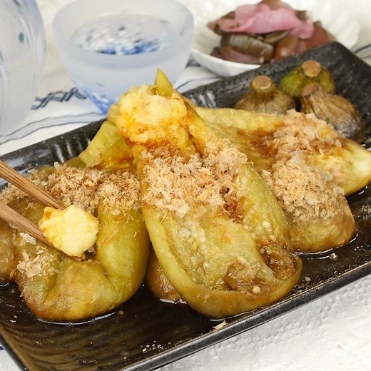 レンジで簡単！とろとろジューシー焼かない焼きナス あ...ええ。。蒸しナスと呼ばれることもありますけども...！ ❤️Instagramならレシピ保存が簡単❤️ http://s.macaro-ni.jp/2hTVZPG ■食材 ・なす：3本 ・しょうがすりおろし：適量 ・かつおぶし：適量 ・しょうゆ：適量 ■つくりかた ①なすはヘタとガクの間に包丁で一周切り込みを入れ、ヘタを付けたままガクを取り除き、ピーラーで皮をむ きます。 ②耐熱容器に入れ、レンジ600Wで3分加熱します。 ③上下を返してさらにレンジ600Wで2分加熱します。 ④粗熱が取れたら、ヘタを落として縦二等分にします。 ⑤お皿に盛り付け、しょうがとかつおぶしを乗せ、しょうゆをかけて完成です。 【コツ・ポイント】 レンジによって加熱時間が異なりますので様子を見て少しずつ時間を調整してください。なすをひとつずつラップに包んで加熱すると、きれいな色に仕上がりますよ。 | macaroni