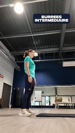 🔥 LES BURPEES – 3 NIVEAUX POUR TOUS LES OBJECTIFS ! 💪 Dans cette vidéo, Christelle te montre trois versions des burpees : 👉 Débutant, intermédiaire et confirmé À toi de choisir ton niveau et d’adapter ton effort selon ta forme du jour 💥 💡 Les bienfaits des burpees : Un exercice complet qui combine cardio et renforcement musculaire global 💪 ➡️ Développe le système cardiovasculaire ➡️ Sollicite jambes, pectoraux, bras et tronc ➡️ Améliore la force endurante, la coordination et l’explosivité 