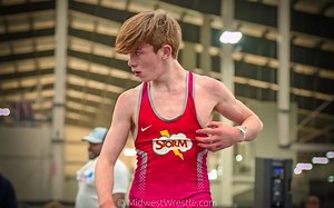 120磅 – 看他翻滚得那么痛苦，真想帮一把 黑哥爆发很强 Grayson Woodcock【蓝】 vs. KT Nelson【红】| 美国高中青少年摔跤比赛